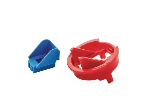 Roter und blauer Kunststoff-Elemente, wahrscheinlich Teil eines Sanitärsystems, entworfen von Ideal Standard, zur Unterstützung von Installationen oder Montage.